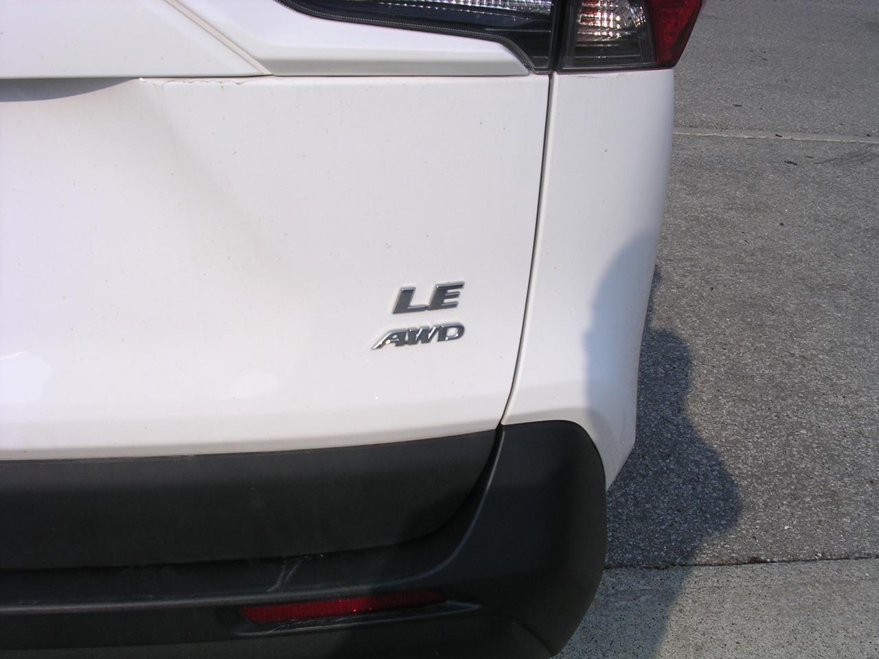 2021 Toyota RAV4 LE Photo4