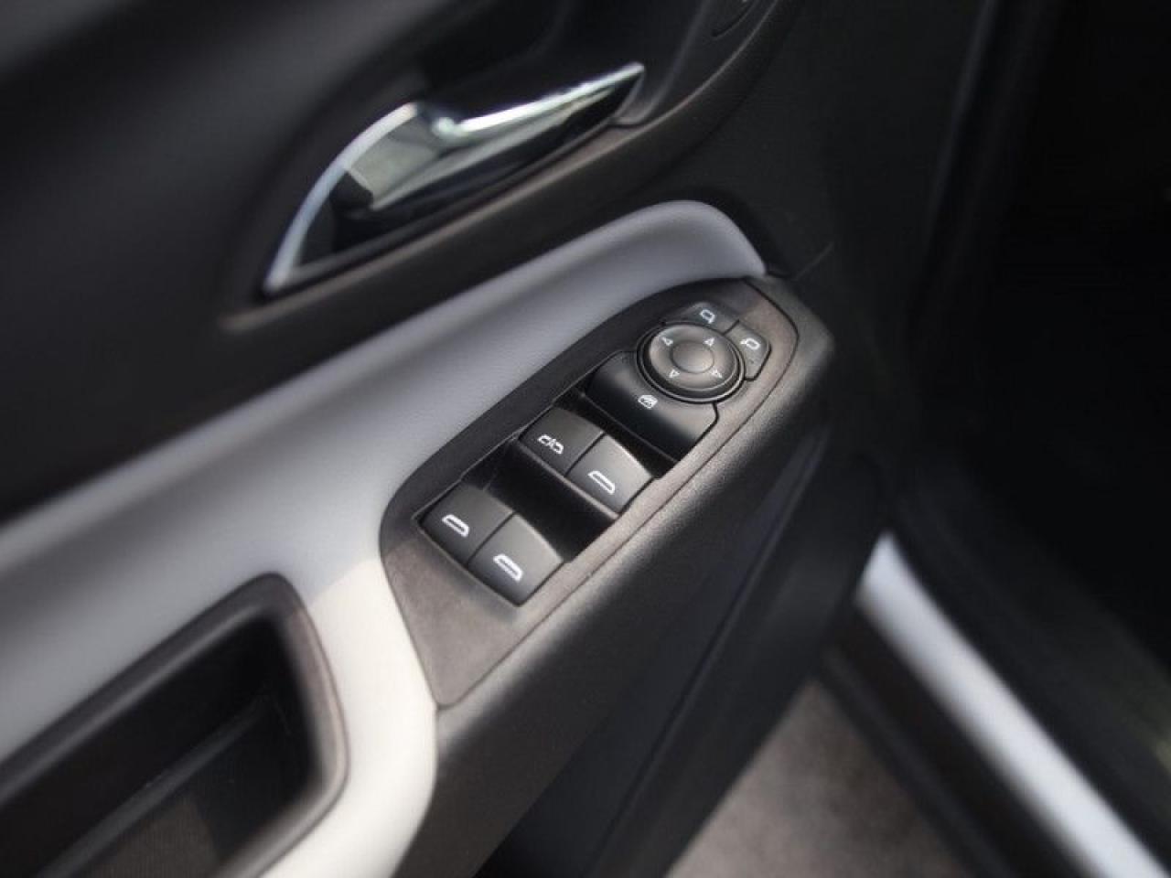 2019 Chevrolet Equinox LS  **LOW KMS - APPLE CP** Photo