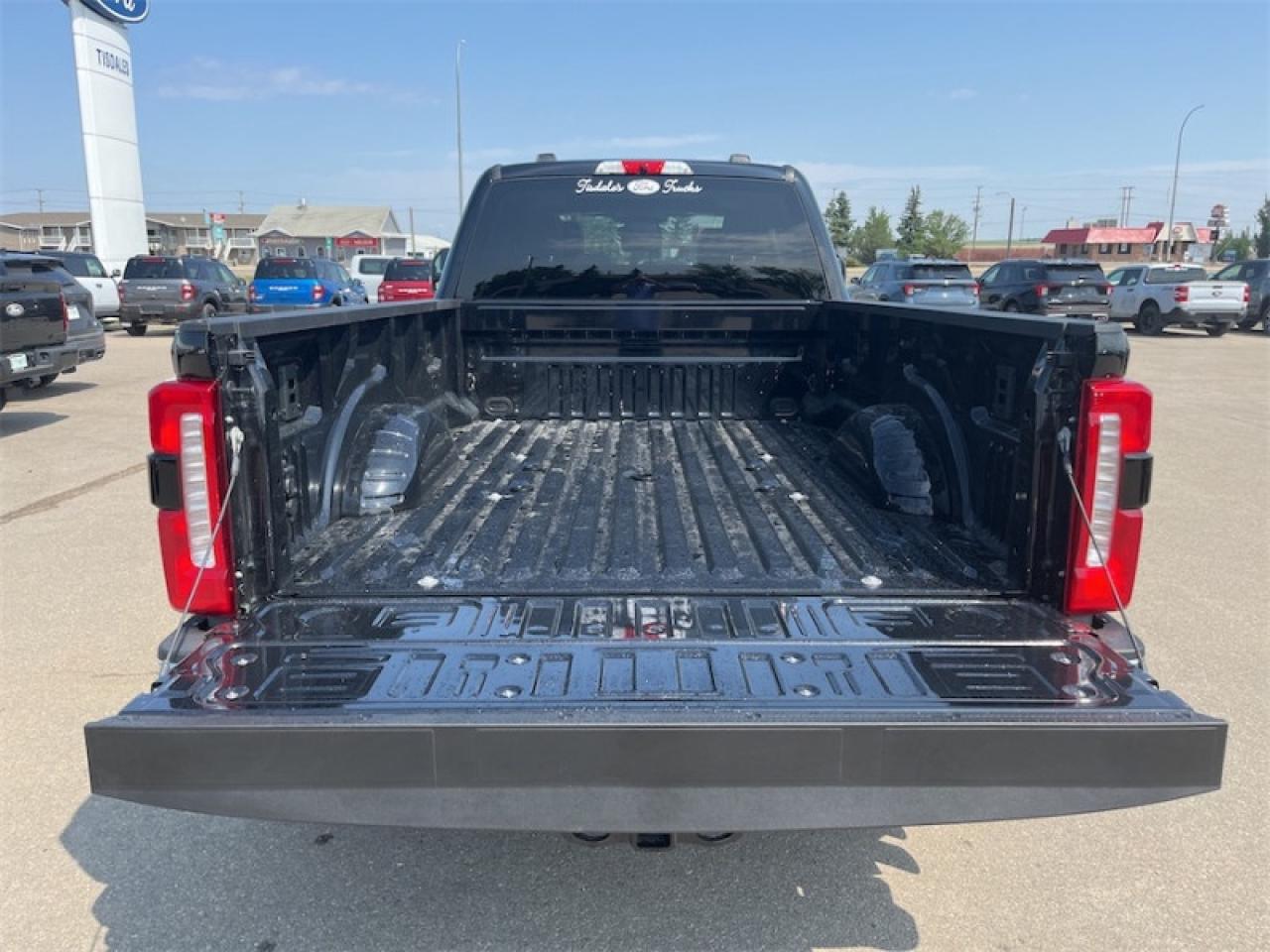 2025 Ford F-350 Super Duty Lariat Photo5