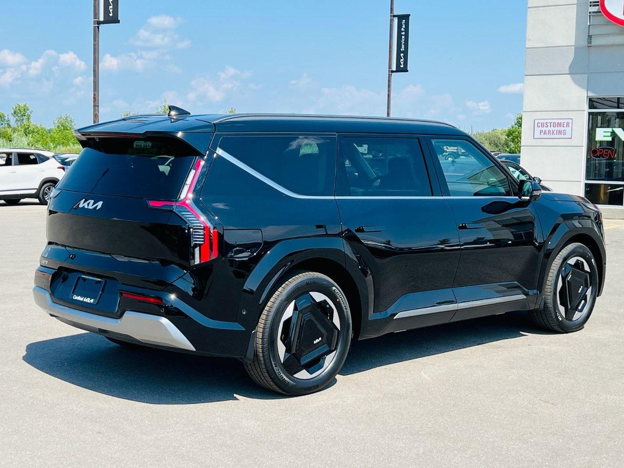 2026 Kia EV9 Land AWD w/ Premium Package Photo2