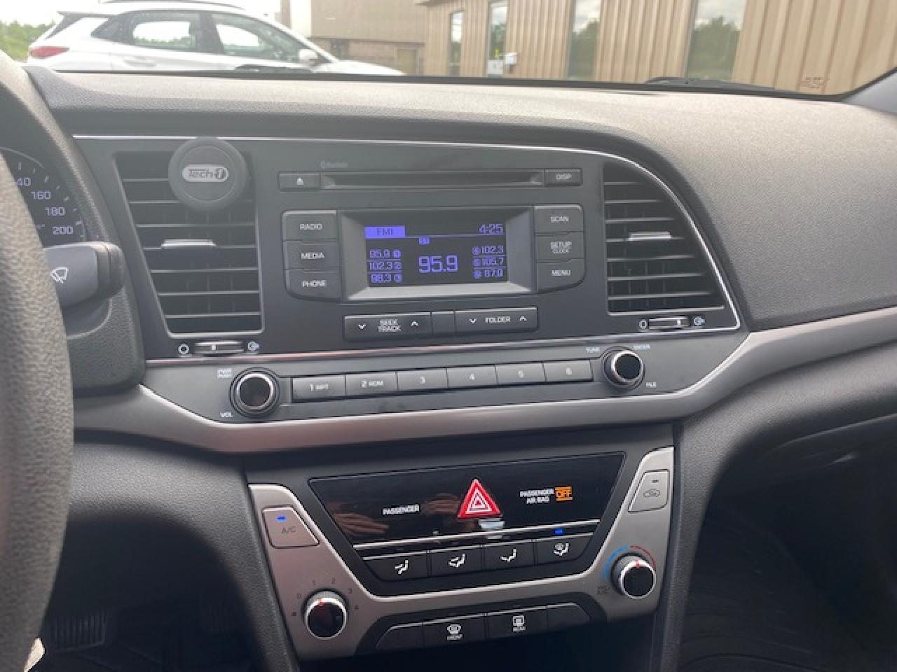 2017 Hyundai Elantra LE - Photo #10