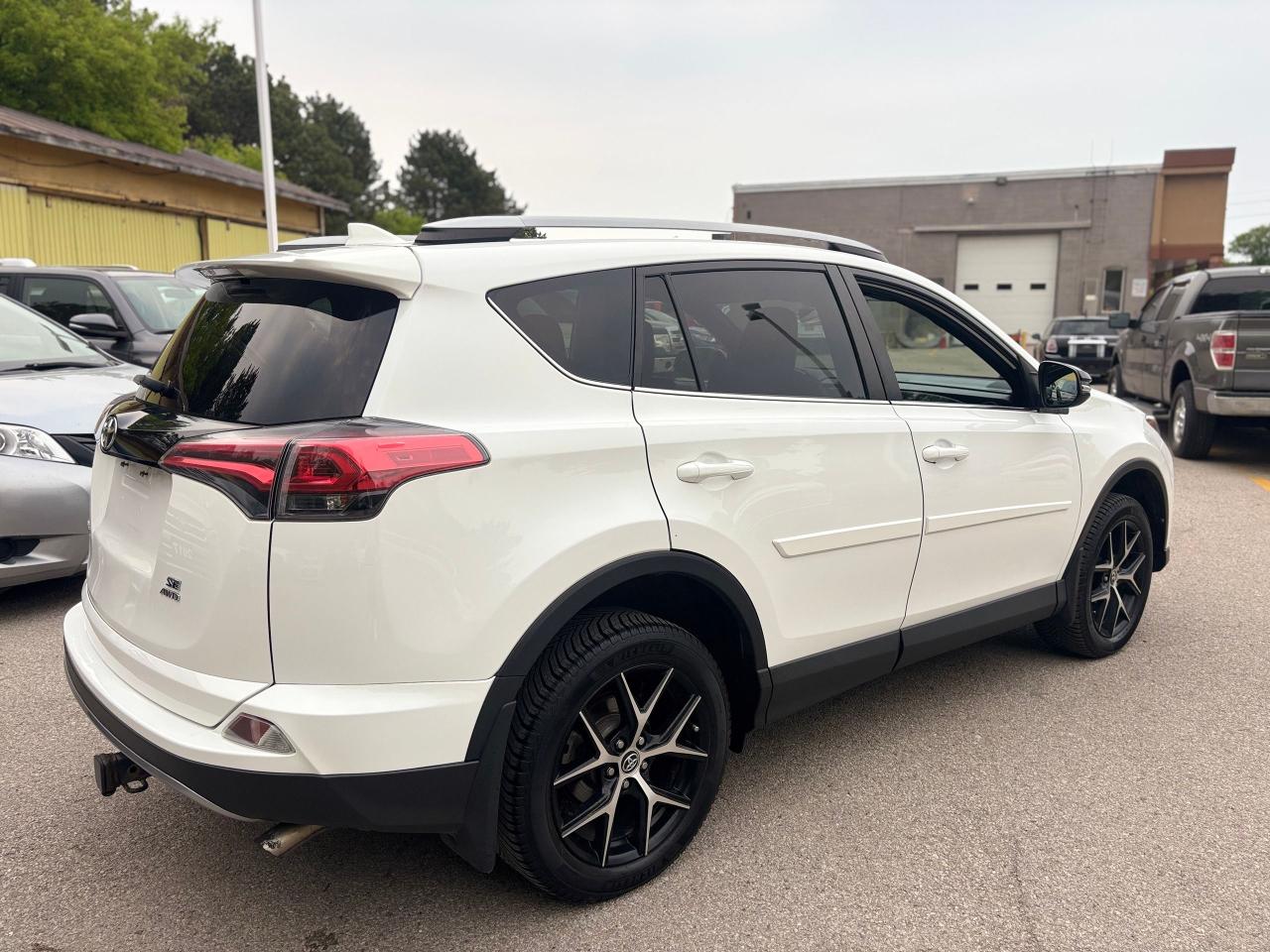 2017 Toyota RAV4  AWD SE,LEATHER,SUNROOF,ALLOYS,NAVIGATION,SAFETY INCLUD Photo3