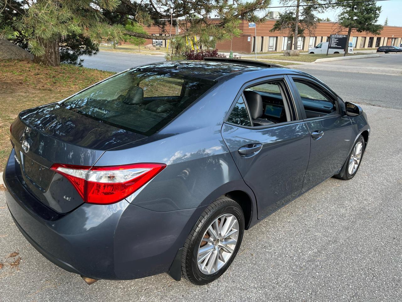 2014 Toyota Corolla LE-1 LOCAL FEMALE OWNER! LEATHER/S.ROOF! NO CLAIMS - Photo #2