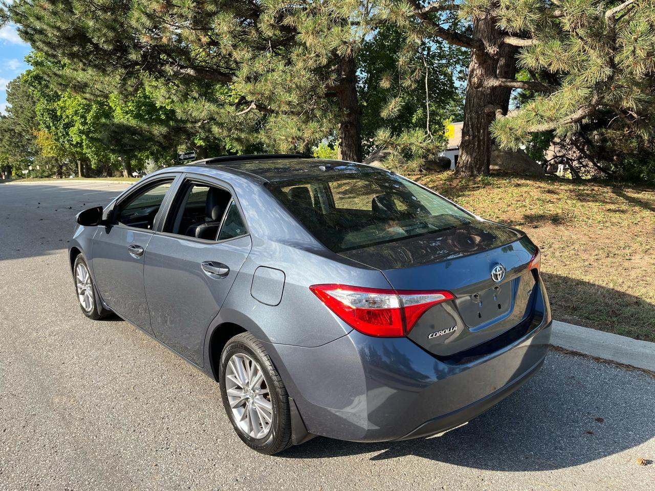 2014 Toyota Corolla LE-1 LOCAL FEMALE OWNER! LEATHER/S.ROOF! NO CLAIMS Photo4