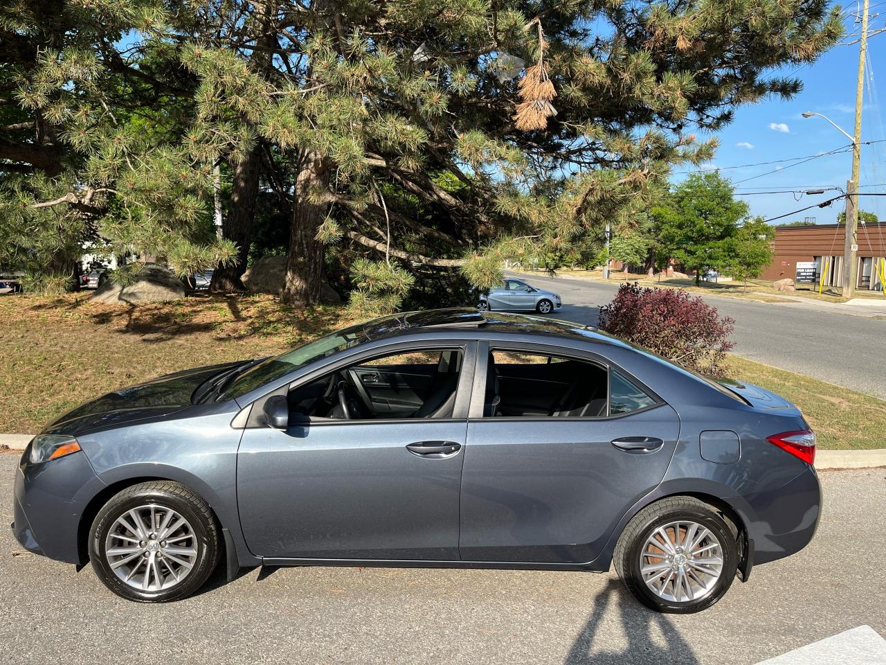 2014 Toyota Corolla LE-1 LOCAL FEMALE OWNER! LEATHER/S.ROOF! NO CLAIMS - Photo #4