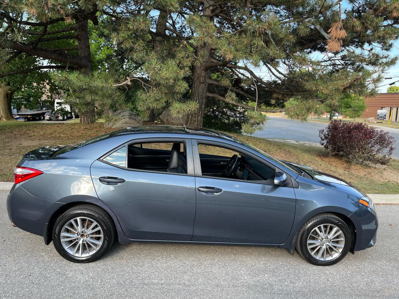 2014 Toyota Corolla LE-1 LOCAL FEMALE OWNER! LEATHER/S.ROOF! NO CLAIMS - Photo #3