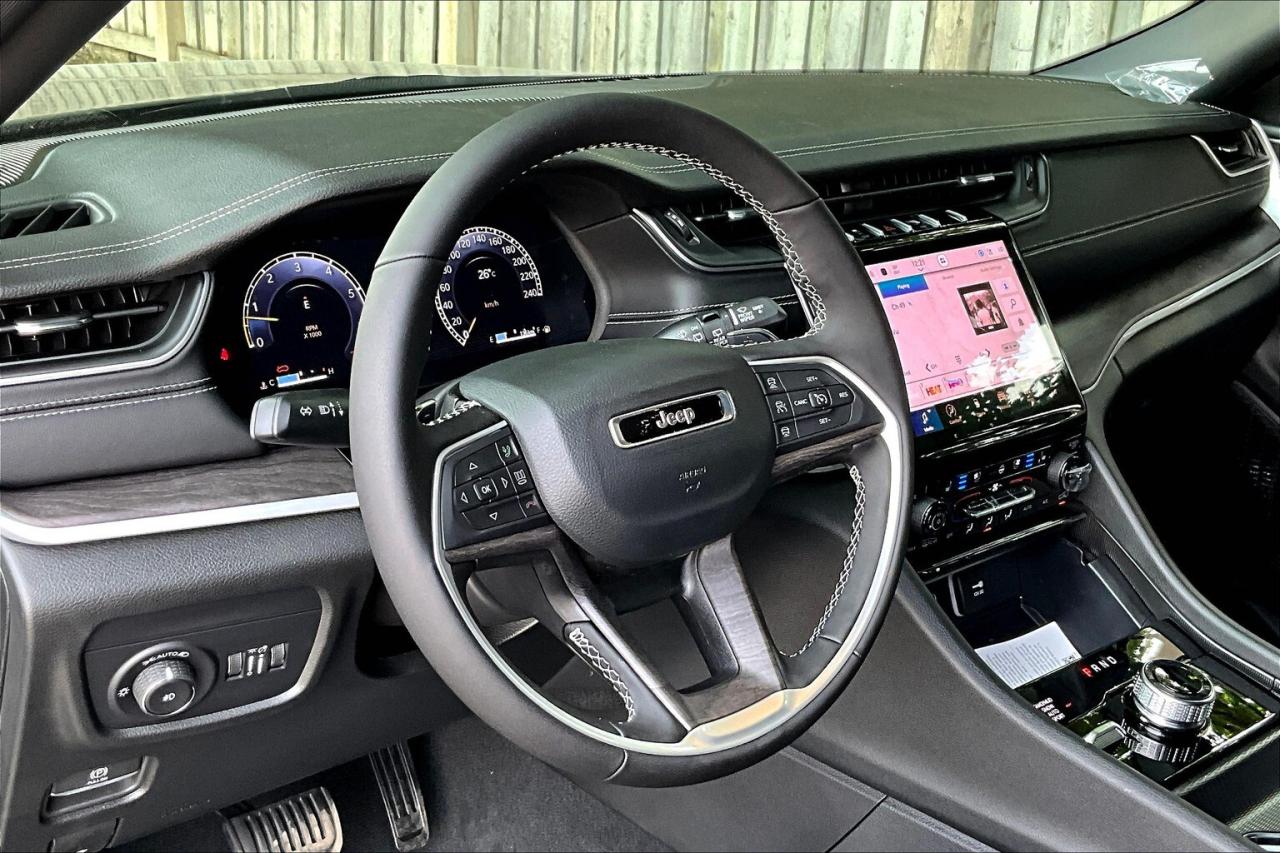 2025 Jeep Grand Cherokee L LIMITED 4X4 | LuxTech2 | PanoRoof | Black Pkg Photo