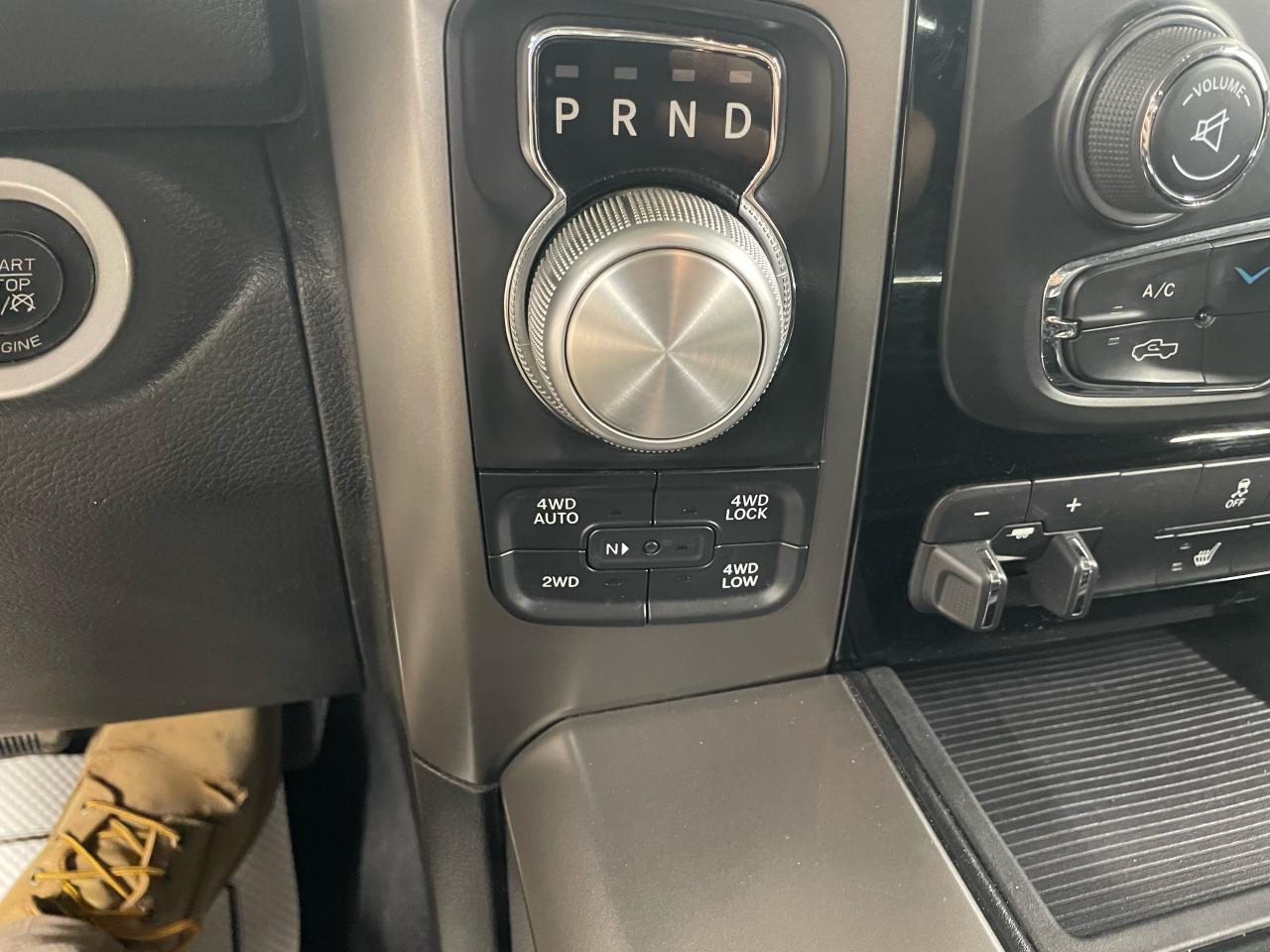 2014 RAM 1500 4WD QUAD CAB 140.5" SPORT Photo17