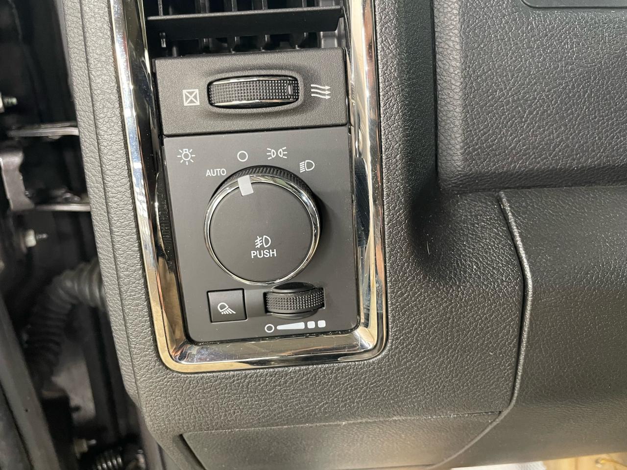 2014 RAM 1500 4WD QUAD CAB 140.5" SPORT Photo12