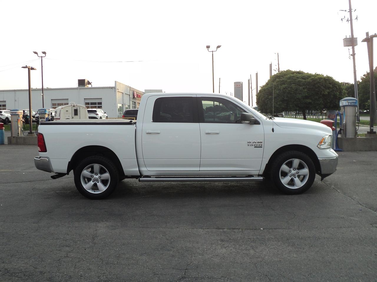 2019 RAM 1500 Classic SLT 4WD CrewCab 3.6L6cylGas 5'7"Box HeatedSeats Photo4
