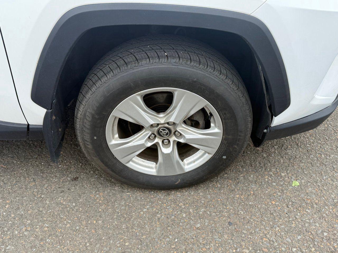 2020 Toyota RAV4 XLE AWD Photo3