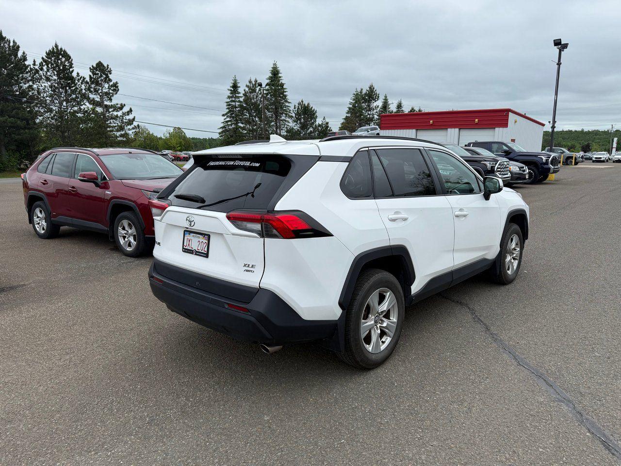 2020 Toyota RAV4 XLE AWD Photo4