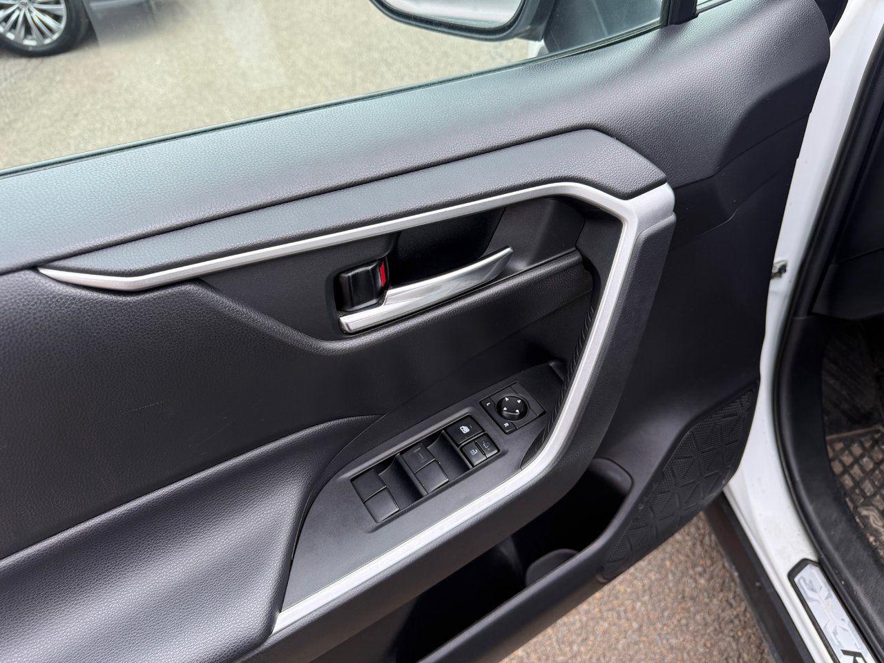 2020 Toyota RAV4 XLE AWD Photo