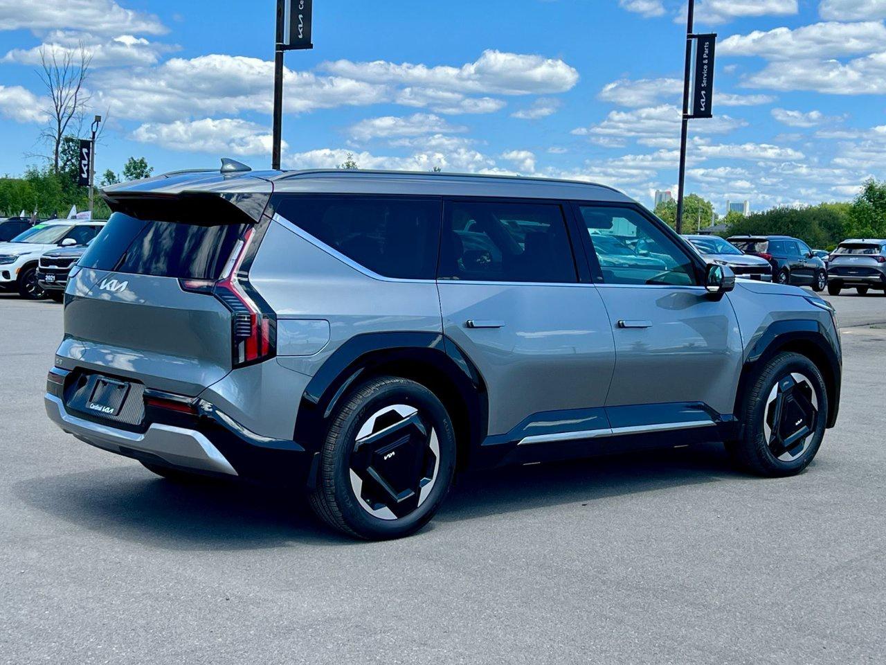 2026 Kia EV9 LAND AWD W/ PLUS PACKAGE Photo2