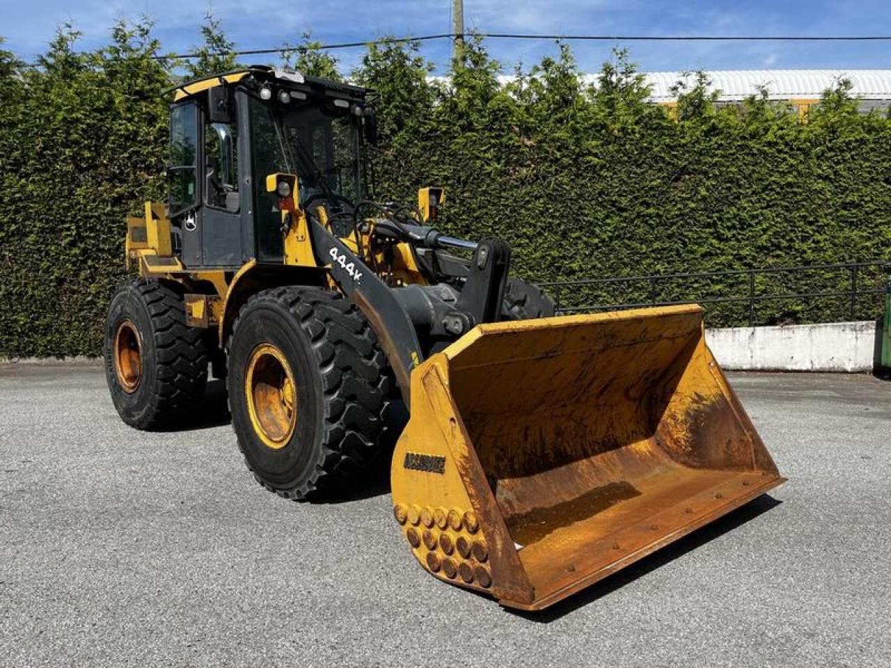 Used 2010 John Deere 444K Z-Bar Front End Loader with 2.5 Yard Bucket Diesel for sale in Burnaby, BC