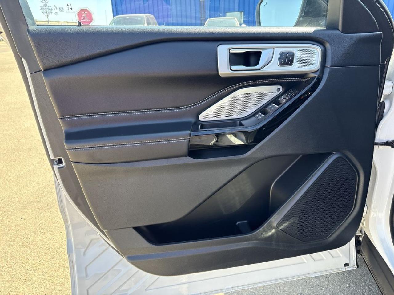 2022 Ford Explorer ST Photo3