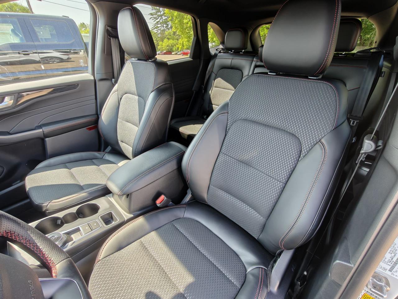 2025 Ford Escape ST-Line AWD Photo4