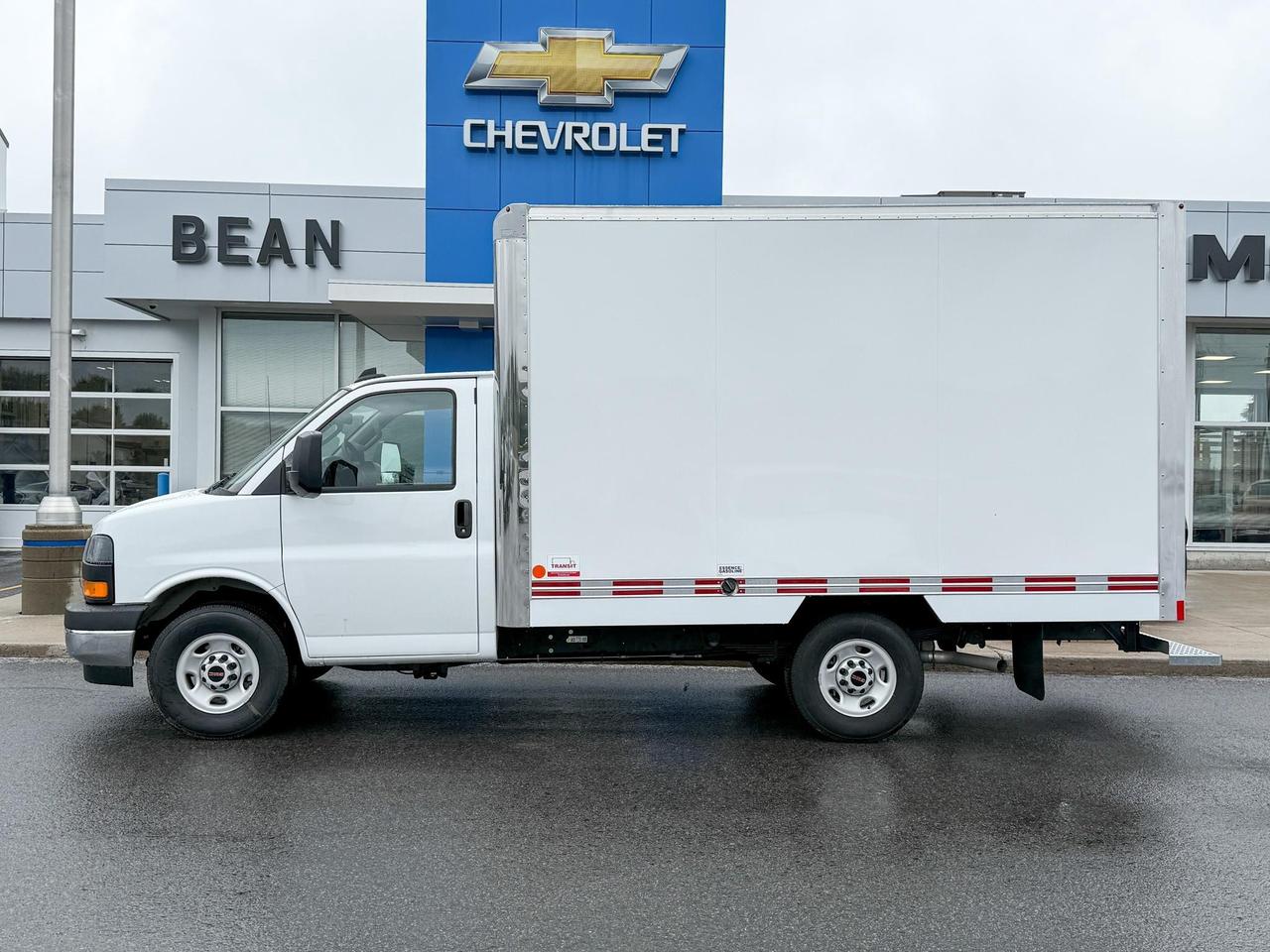 2025 GMC Savana Cutaway Work Van 4.3L V8 WITH REMOTE ENTRY, CRUISE CONTROL, A/C, REAR VISION CAMERA, AM/FM STEREO Photo