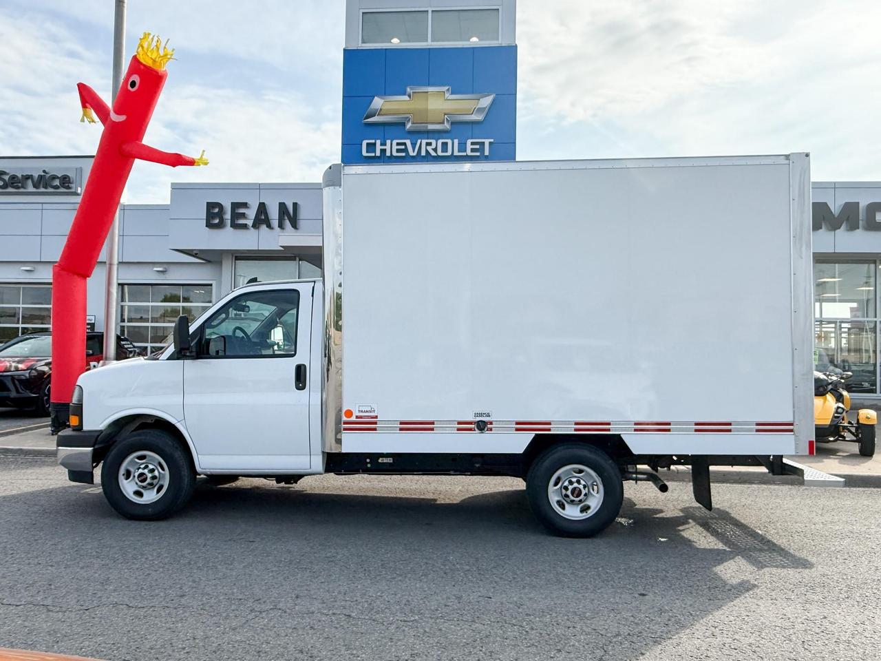 2025 GMC Savana Cutaway Work Van 4.3L V8 WITH REMOTE ENTRY, CRUISE CONTROL, A/C, REAR VISION CAMERA, AM/FM STEREO Photo1