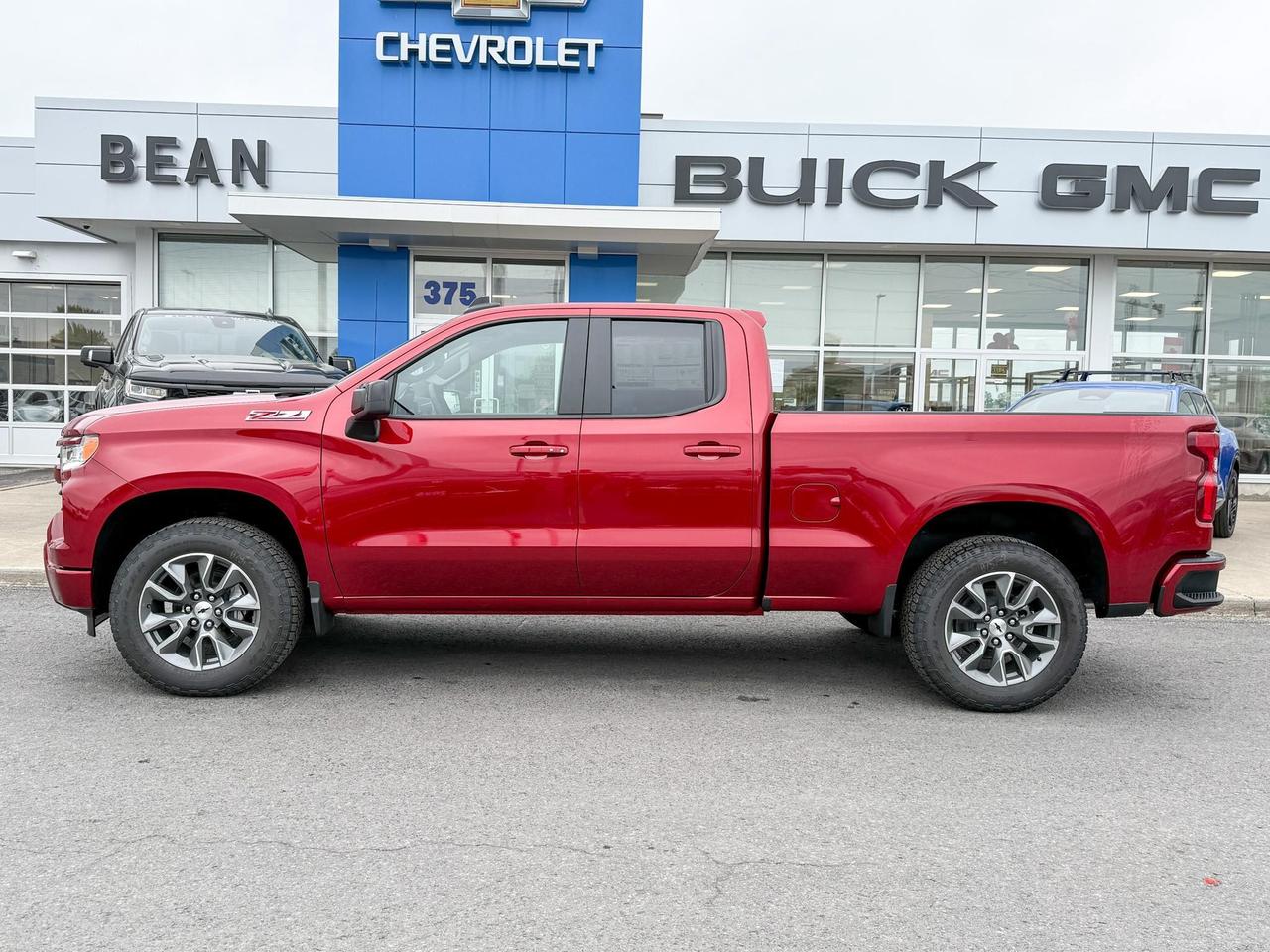 2025 Chevrolet Silverado 1500 RST 5.3L V8 WITH REMOTE START/ENTRY, HEATED FRONT SEATS, HEATED STEERING WHEEL, HD REAR VISION, APPLE CARPLAY AND ANDROID AUTO Photo