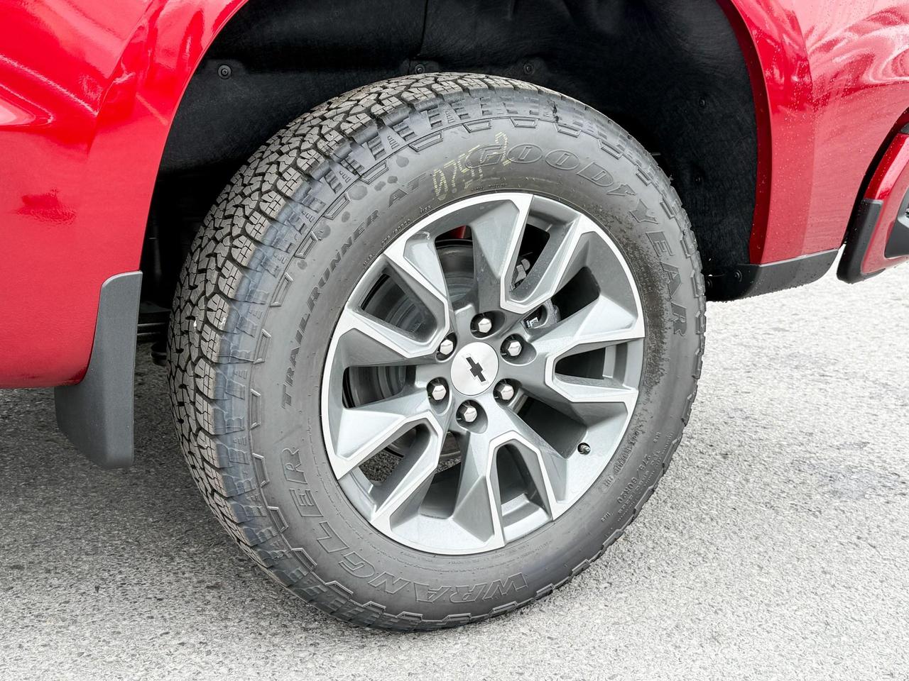 2025 Chevrolet Silverado 1500 RST 5.3L V8 WITH REMOTE START/ENTRY, HEATED FRONT SEATS, HEATED STEERING WHEEL, HD REAR VISION, APPLE CARPLAY AND ANDROID AUTO Photo