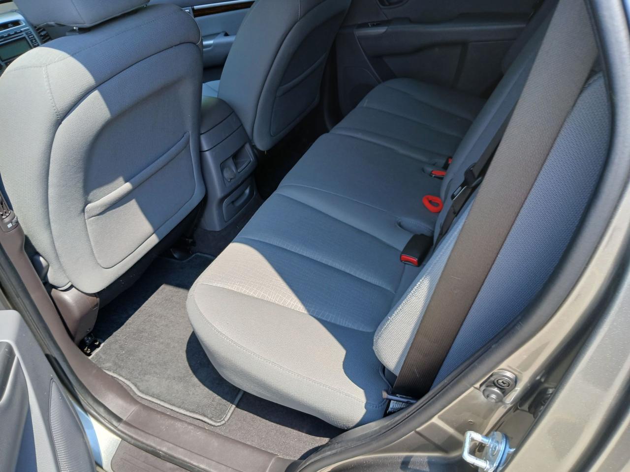 2011 Hyundai Santa Fe GL - Photo #12