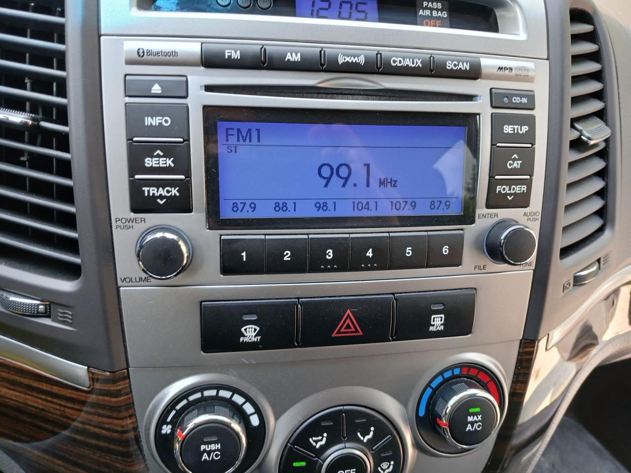 2011 Hyundai Santa Fe GL - Photo #17