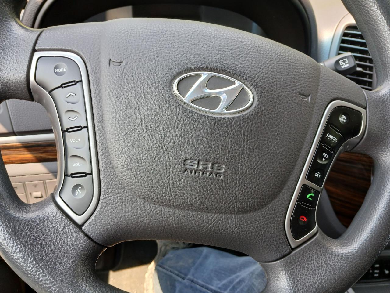 2011 Hyundai Santa Fe GL - Photo #21