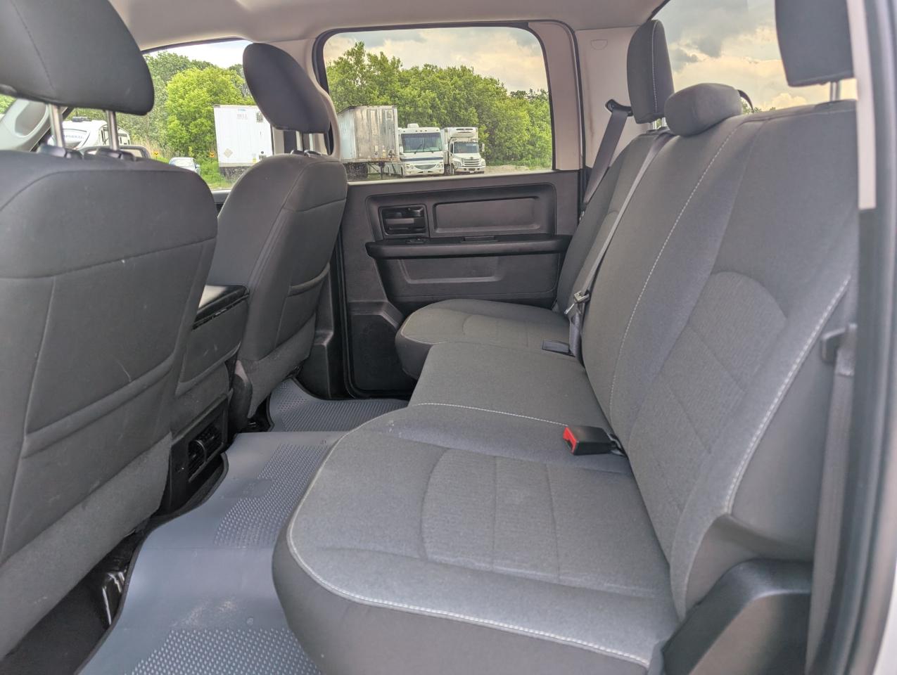 2022 RAM 1500 Classic EXPRESS 4X4 CREW CAB 5'7" BOX - Photo #5