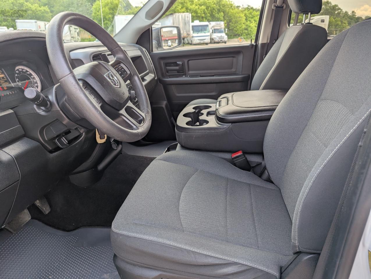 2022 RAM 1500 Classic EXPRESS 4X4 CREW CAB 5'7" BOX - Photo #2