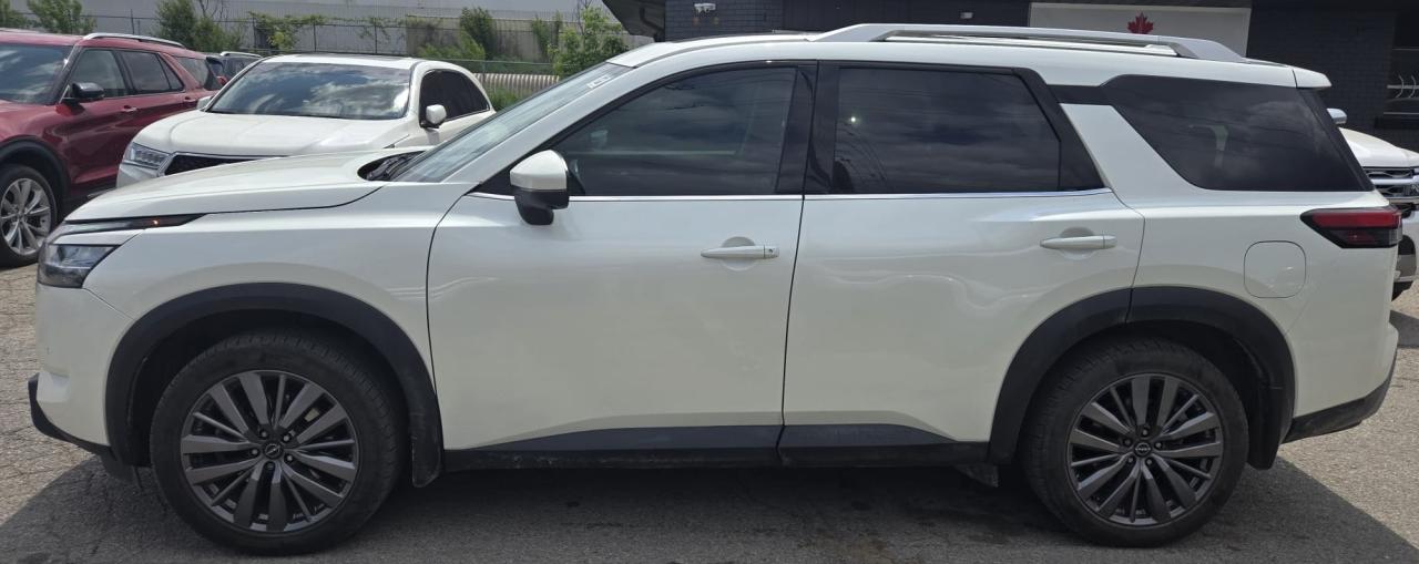 2023 Nissan Pathfinder SL / 4WD / PANO ROOF / LEATHER / NAV / 8 PASS - Photo #2
