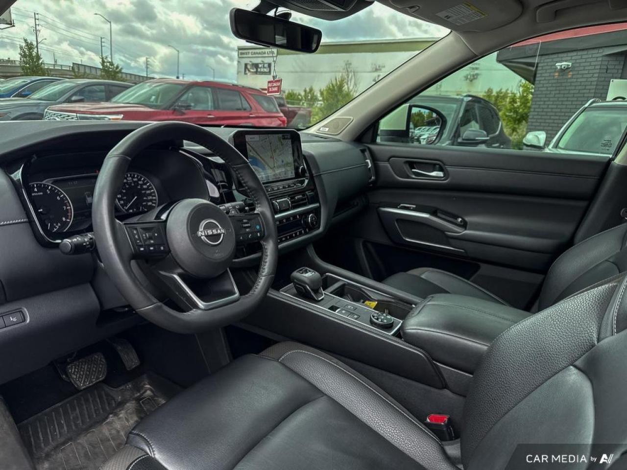 2023 Nissan Pathfinder SL / 4WD / PANO ROOF / LEATHER / NAV / 8 PASS - Photo #8