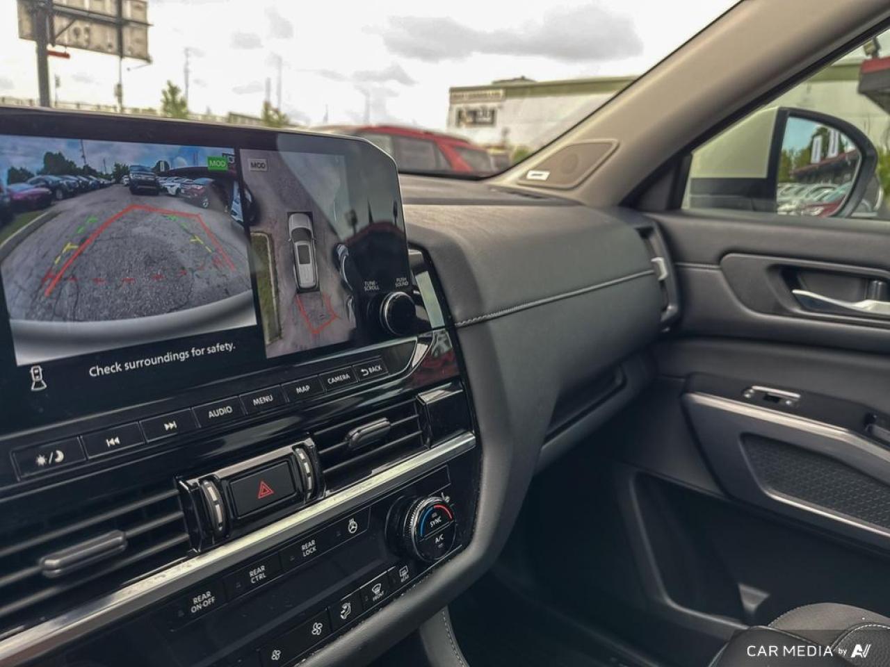 2023 Nissan Pathfinder SL / 4WD / PANO ROOF / LEATHER / NAV / 8 PASS - Photo #25