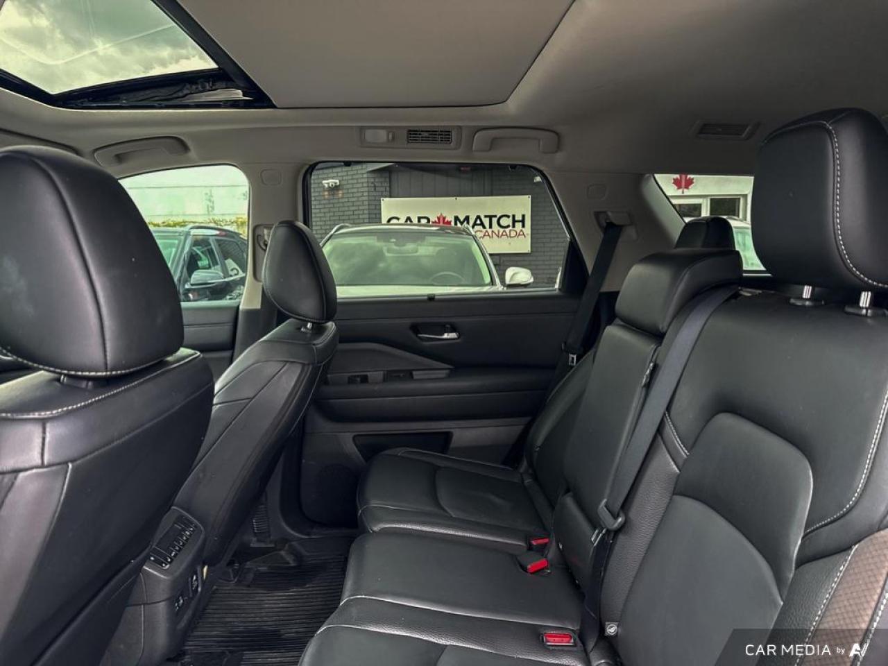 2023 Nissan Pathfinder SL / 4WD / PANO ROOF / LEATHER / NAV / 8 PASS - Photo #10