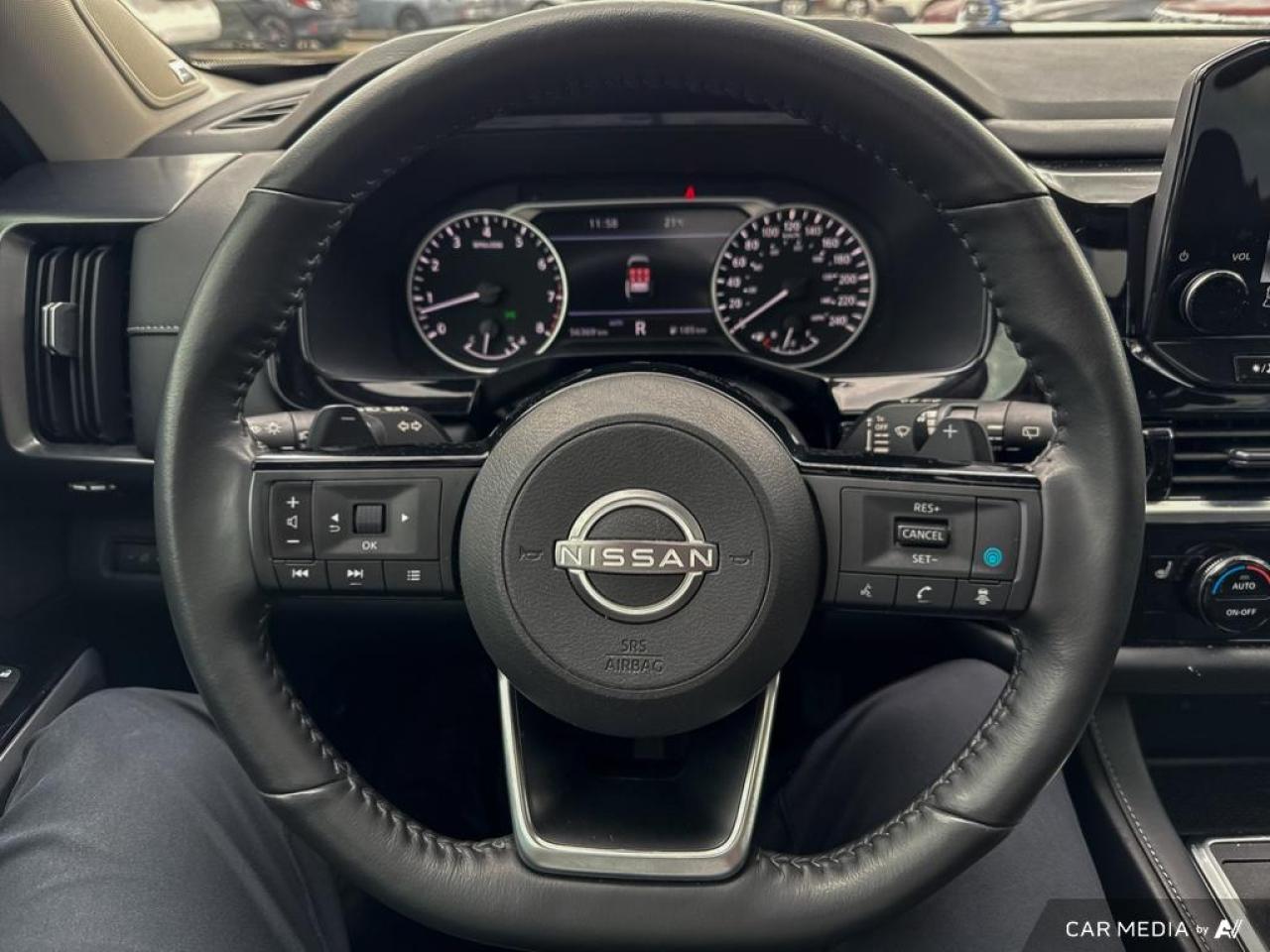 2023 Nissan Pathfinder SL / 4WD / PANO ROOF / LEATHER / NAV / 8 PASS - Photo #21