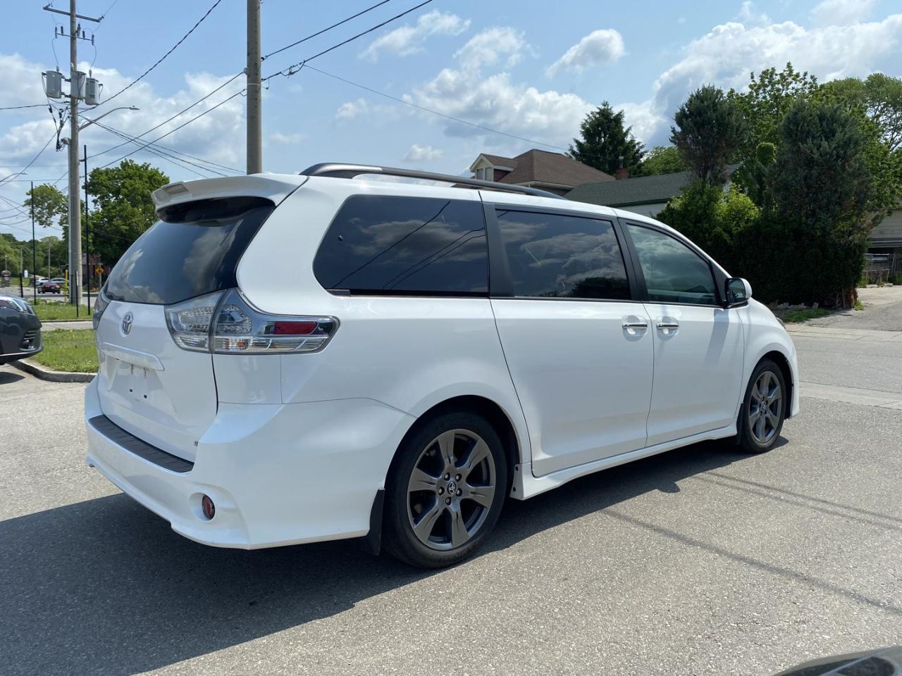 2019 Toyota Sienna SE 8-Passenger - Photo #3