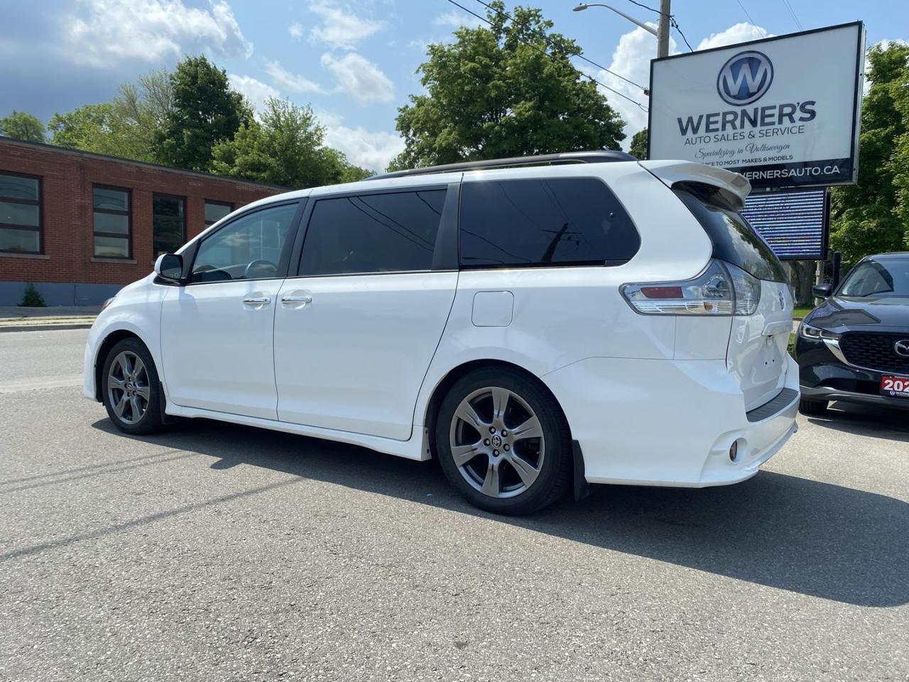 2019 Toyota Sienna SE 8-Passenger - Photo #2