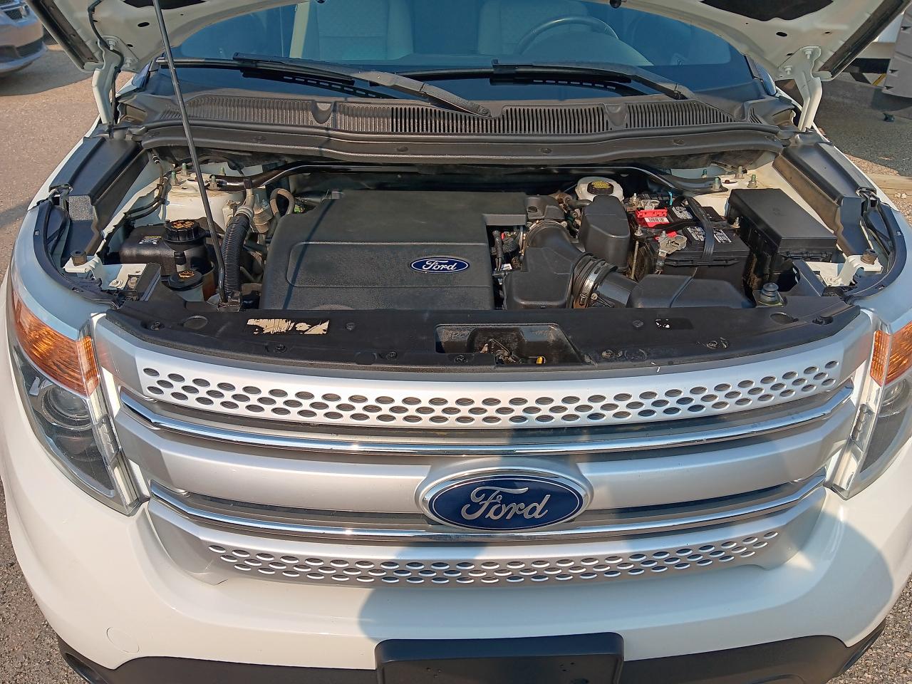 2012 Ford Explorer XLT 7 Pass 4x4 Remote Start, Htd Seats - Photo #2