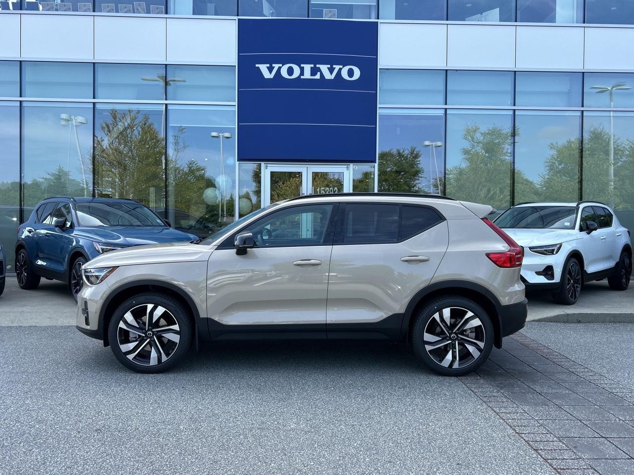 New 2025 Volvo XC40 B5 AWD Ultra Dark Theme for sale in Surrey, BC