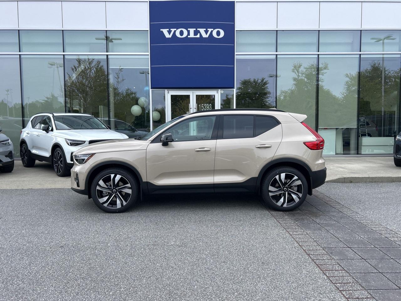New 2025 Volvo XC40 B5 AWD Plus Dark Theme for sale in Surrey, BC