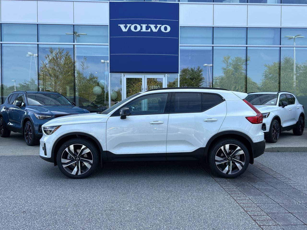 New 2025 Volvo XC40 B5 AWD Plus Dark Theme for sale in Surrey, BC