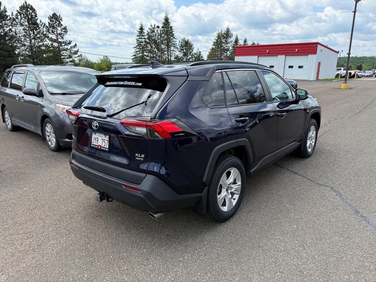 2021 Toyota RAV4 XLE Photo4