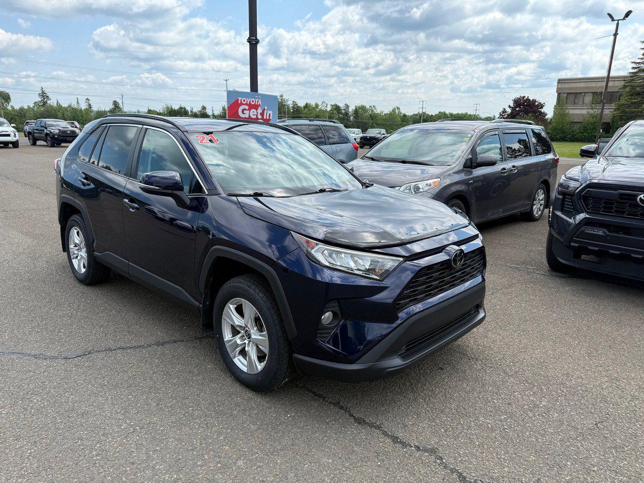 2021 Toyota RAV4 XLE Photo2