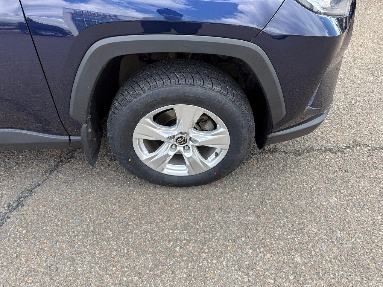2021 Toyota RAV4 XLE Photo3