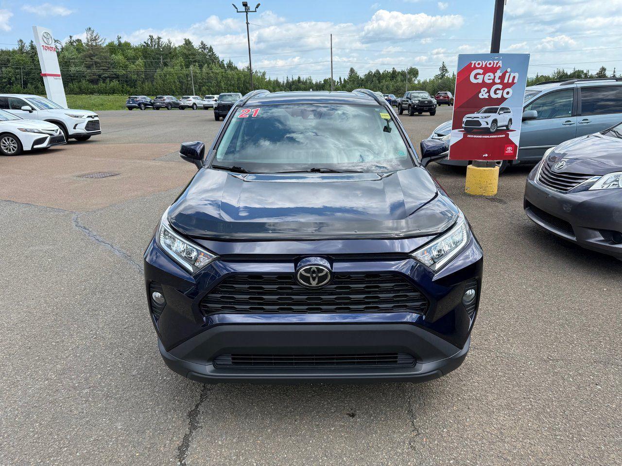2021 Toyota RAV4 XLE Photo1