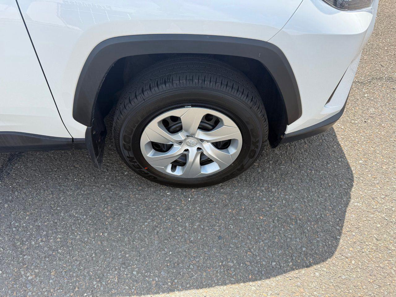 2021 Toyota RAV4 LE Photo3