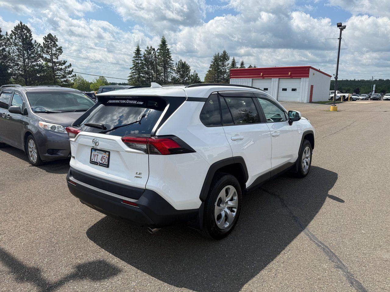 2021 Toyota RAV4 LE Photo4