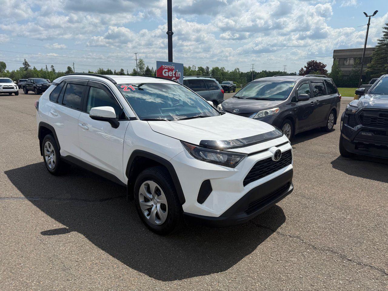 2021 Toyota RAV4 LE Photo2