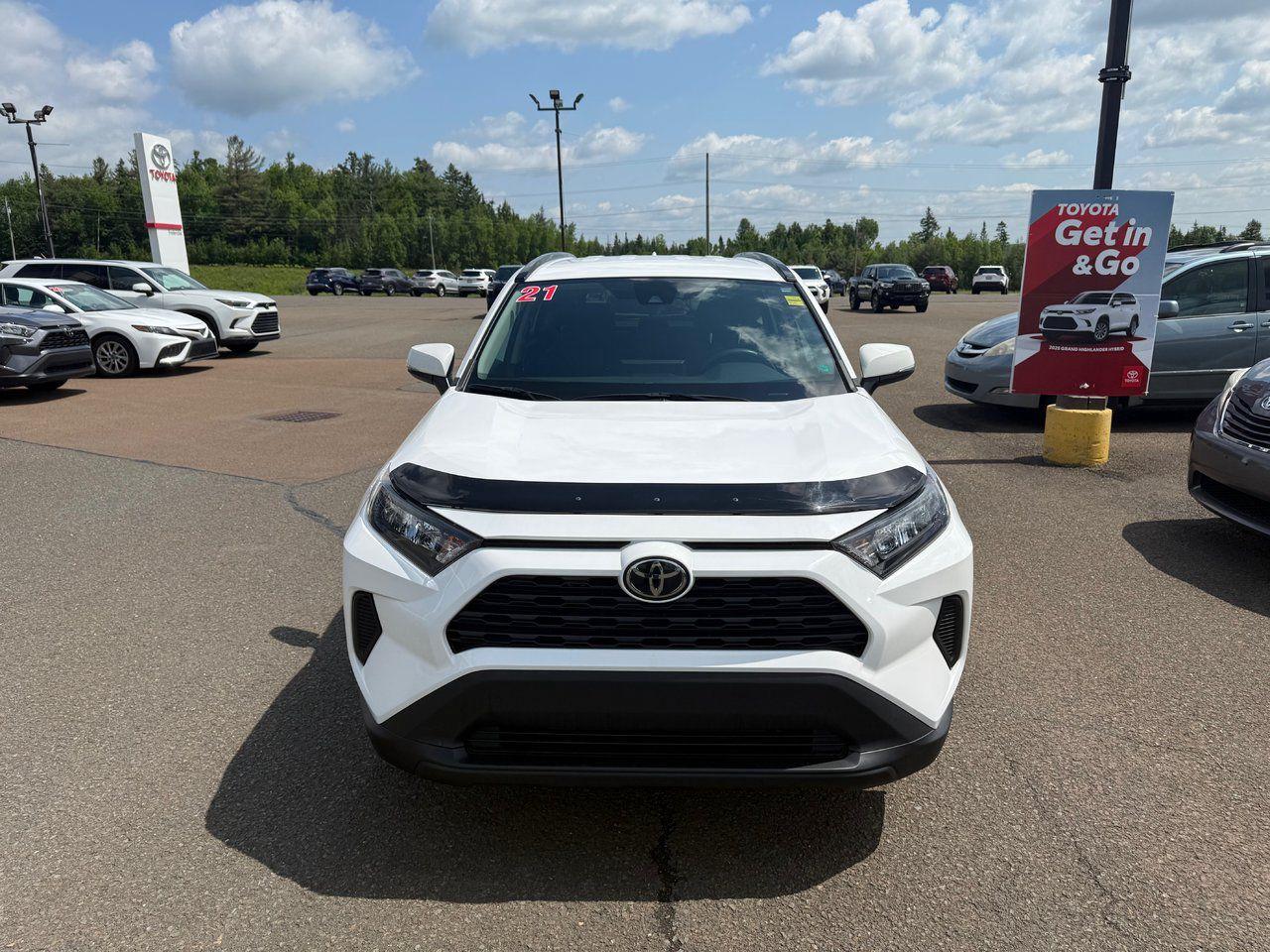 2021 Toyota RAV4 LE Photo1