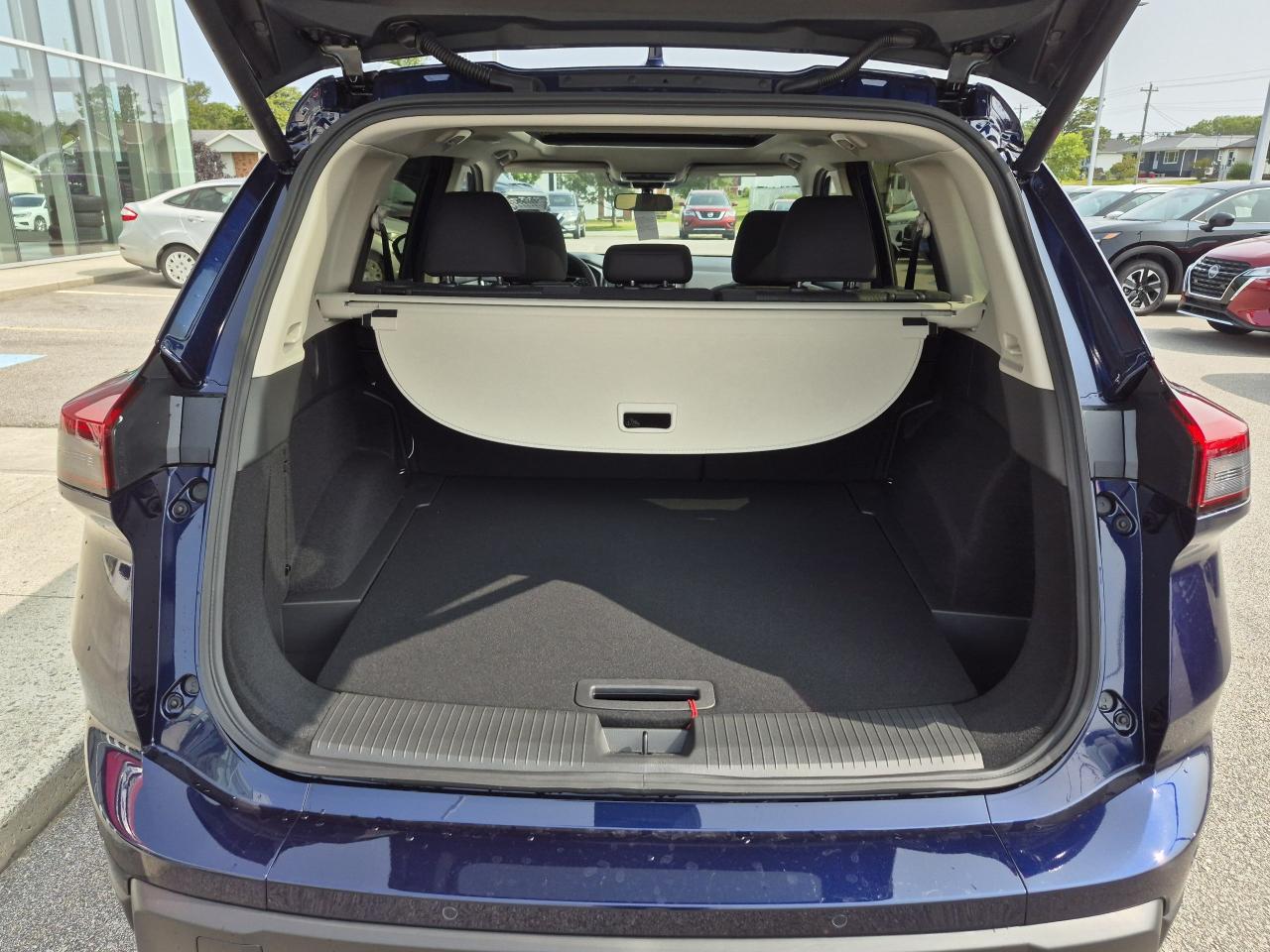 2025 Nissan Rogue SV MOONROOF Photo15